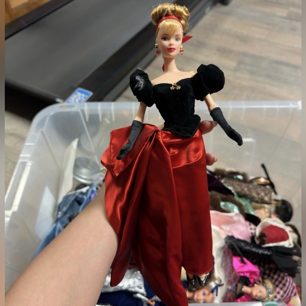 1998 Winter Splendor Barbie Special Edition #19357 No Box Black and Red Dress